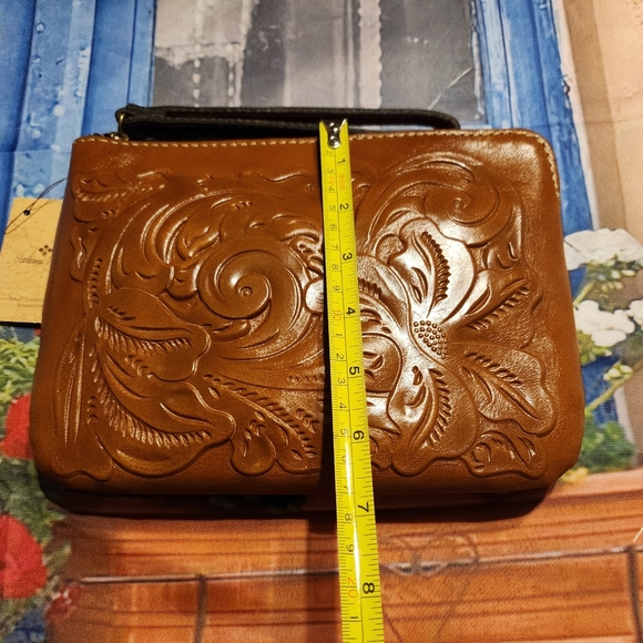 Patricia Nash Tooled Leather Flowers 🌺Wristlet NWT 8.5W × 6.5 D. - Picture 7 of 7